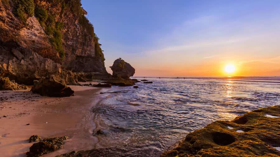Bali: Parasailing, Jet Ski & Uluwatu Tour with Kecak Dance - Padang Padang Beach lunch reset: an easy way to slow down
